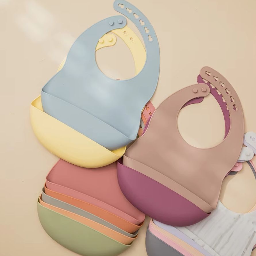 Silicone Baby Bibs - 1pc 調節可能なベビーシリコンよだれかけ マルチカラー 食品グレード キャッチングスカーフ お手入れ簡単